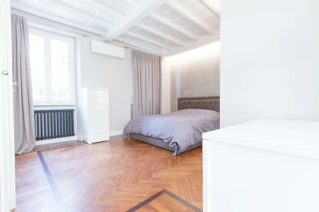Apartment Elegante E Completamente Arredato Apt In Duomo Milan Italy