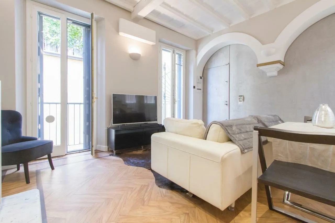 Apartment Elegante E Completamente Arredato Apt In Duomo Milan