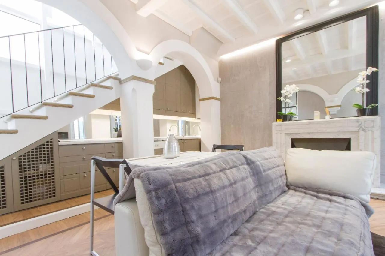 Apartment Elegante E Completamente Arredato Apt In Duomo Milan Italy
